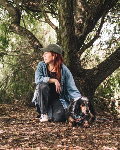Educadora y perro